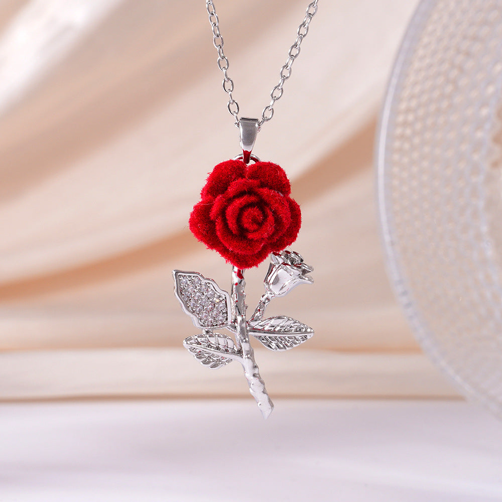 Compra 1 y llévate 1 gratis✨ Elegante collar con colgante de rosa roja – Flor de terciopelo, detalles de cristal, tono dorado ✨