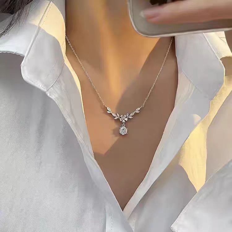 🔥🔥💞Collar de plata con diamantes y una flor.