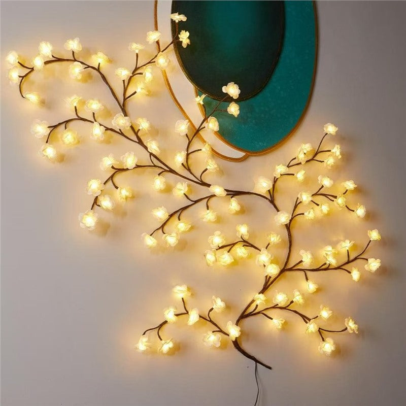 Las lámparas LED con forma de flor de melocotón se utilizan para decorar las paredes interiores y crear un ambiente romántico.