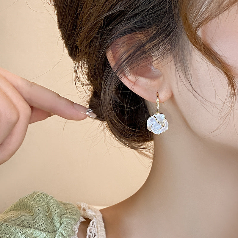 Nuevos pendientes de camelia: pendientes de estilo francés con un toque de lujo y sofisticación.