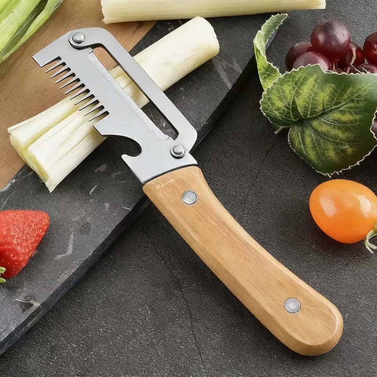 ✅【Kupite 2, dobijte 2 gratis!】🔥4 jedinice za 24 eura🧅🔪 Višenamjenska kuhinjska gulilica 3 u 1: Guli, reže i otvara čepove boca! 🔥