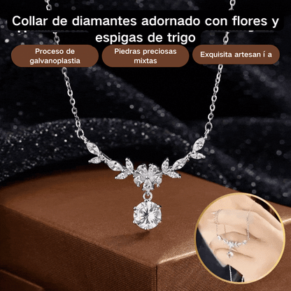 Collar de plata con diamantes y una flor.