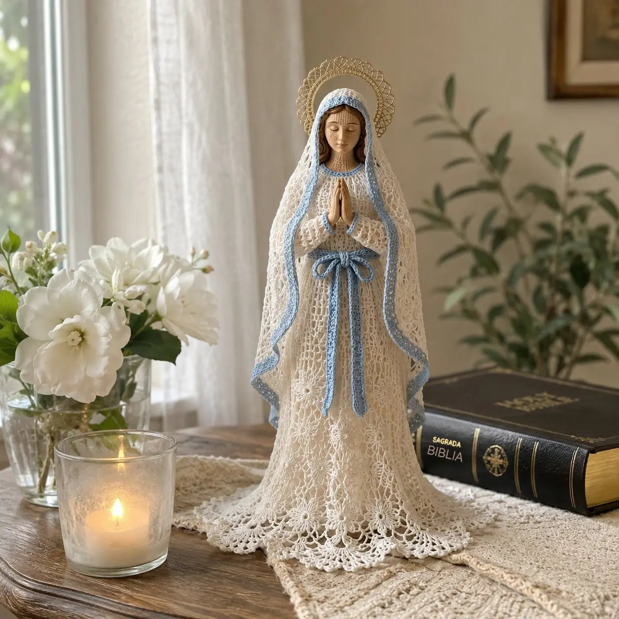 Figura de María tejida a mano al estilo ganchillo y encaje.