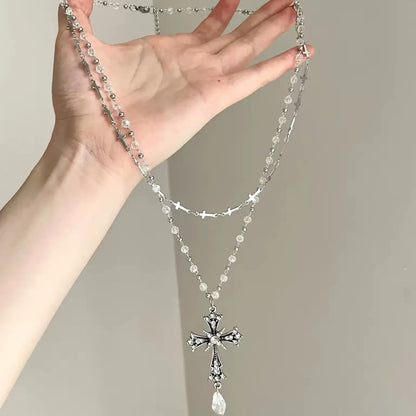 Collar de mujer con cruz de doble capa, adornado con cuentas de plata y cristales brillantes | Elegante y versátil