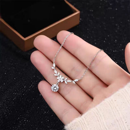 🔥🔥💞Collar de plata con diamantes y una flor.