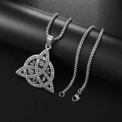 Collar celta vintage para hombre con un colgante tricurvo adornado con símbolos antiguos que representan energía y poder.