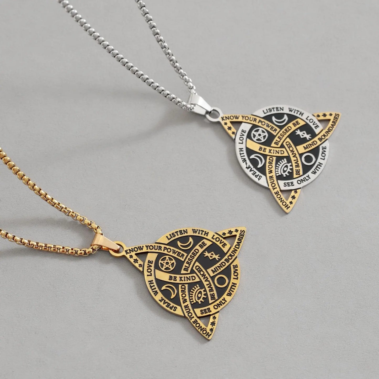 Collar celta vintage para hombre con un colgante tricurvo adornado con símbolos antiguos que representan energía y poder.