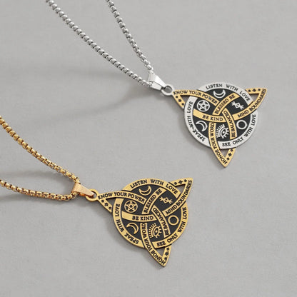 Collar celta vintage para hombre con un colgante tricurvo adornado con símbolos antiguos que representan energía y poder.