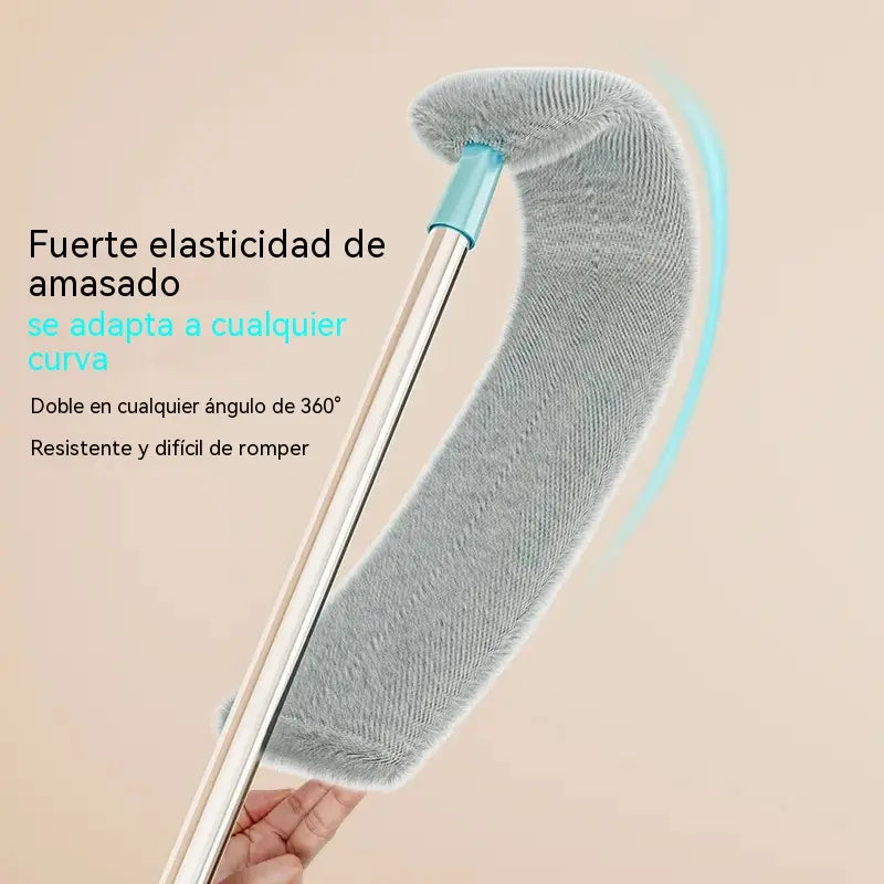 Eliminación del polvo y limpieza de las ranuras del sofá con un plumero.