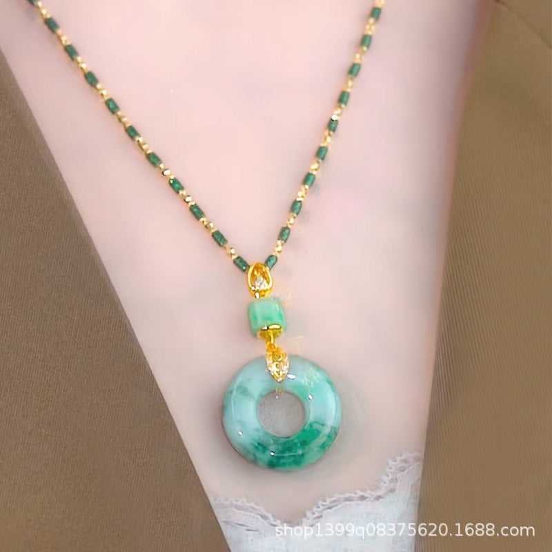 Un elegante collar de jade natural para mujer, con un colgante en forma de flor y cristales brillantes; un accesorio elegante y a la moda.