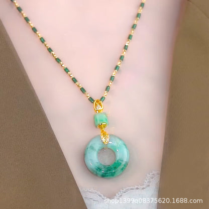 Un elegante collar de jade natural para mujer, con un colgante en forma de flor y cristales brillantes; un accesorio elegante y a la moda.