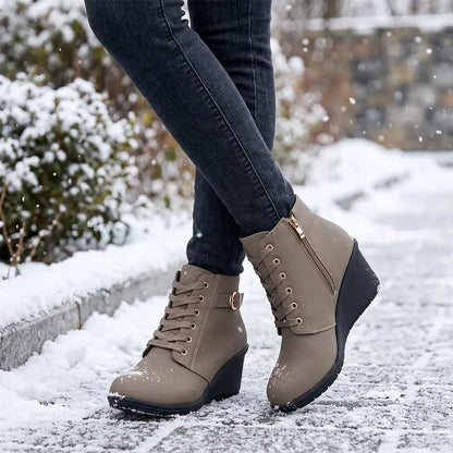 【35–42】👢 Ženski zimski gležnjarji s polno peto – elegantna in stabilna izbira za hladne dni