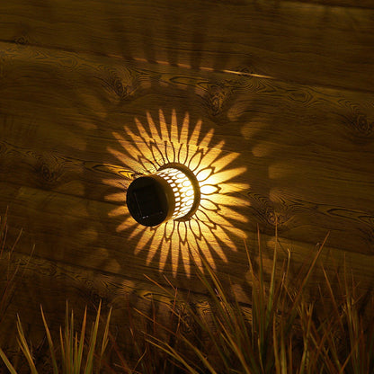 Lámpara de pared solar para patio con diseño de mandala, resistente al agua y con diseño calado.