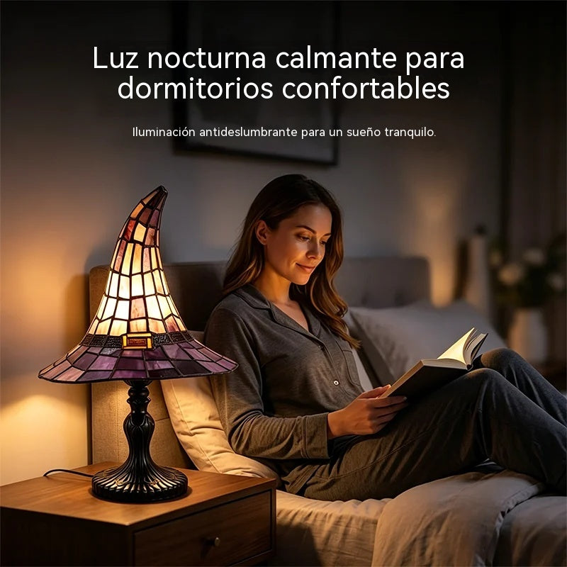【Novedad de Halloween】Luz nocturna con forma de sombrero de bruja gótica: ¡una creativa luz de resina con efecto de vidrieras retro! 🔮🧙‍♀️