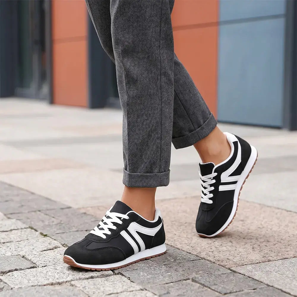 👟 Klasična silhueta – brezčasna retro zasnova tekaških copat v kombinaciji s sodobnimi elementi – ikoničen slog, ki nikoli ne bo šel iz mode.