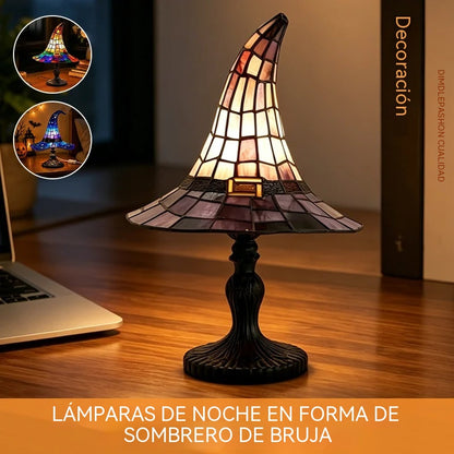 【Novedad de Halloween】Luz nocturna con forma de sombrero de bruja gótica: ¡una creativa luz de resina con efecto de vidrieras retro! 🔮🧙‍♀️