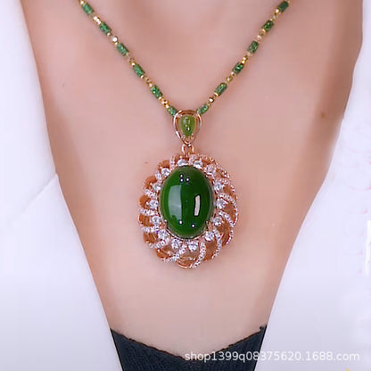 Un elegante collar de jade natural para mujer, con un colgante en forma de flor y cristales brillantes; un accesorio elegante y a la moda.