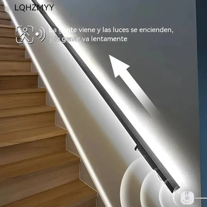 【2M】LED svjetlosna traka s pametnim senzorom i automatskim sustavom osvjetljenja, s USB ljepilom, idealna za kuhinje, spavaće sobe i stepenice.