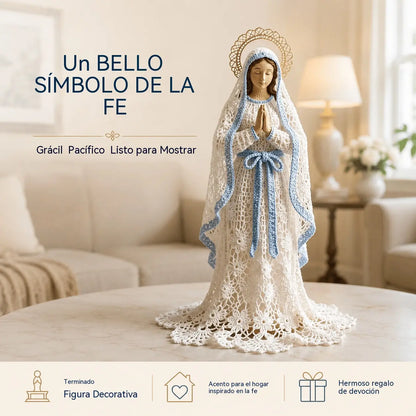 Figura de María tejida a mano al estilo ganchillo y encaje.
