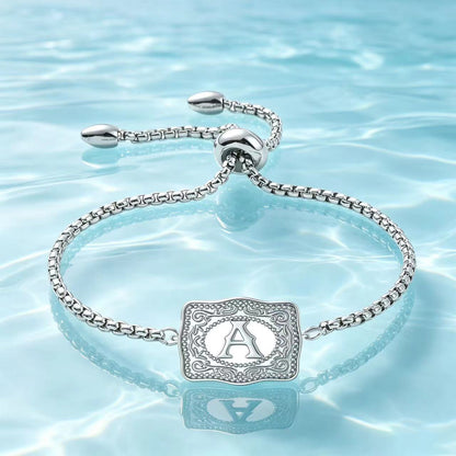 Elegante y sencilla pulsera con iniciales para mujer: acabado brillante, resistente al agua, disponible en oro y plata.