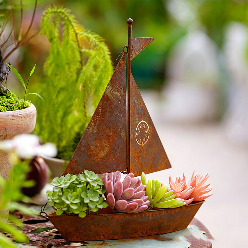 ⛵🌱 Maceta rústica de metal con forma de velero: hecha a mano, resistente a la intemperie y perfecta para suculentas, hierbas o flores; una encantadora decoración para el jardín o la estantería 🏡