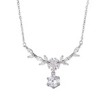 Collar de plata con diamantes y una flor.