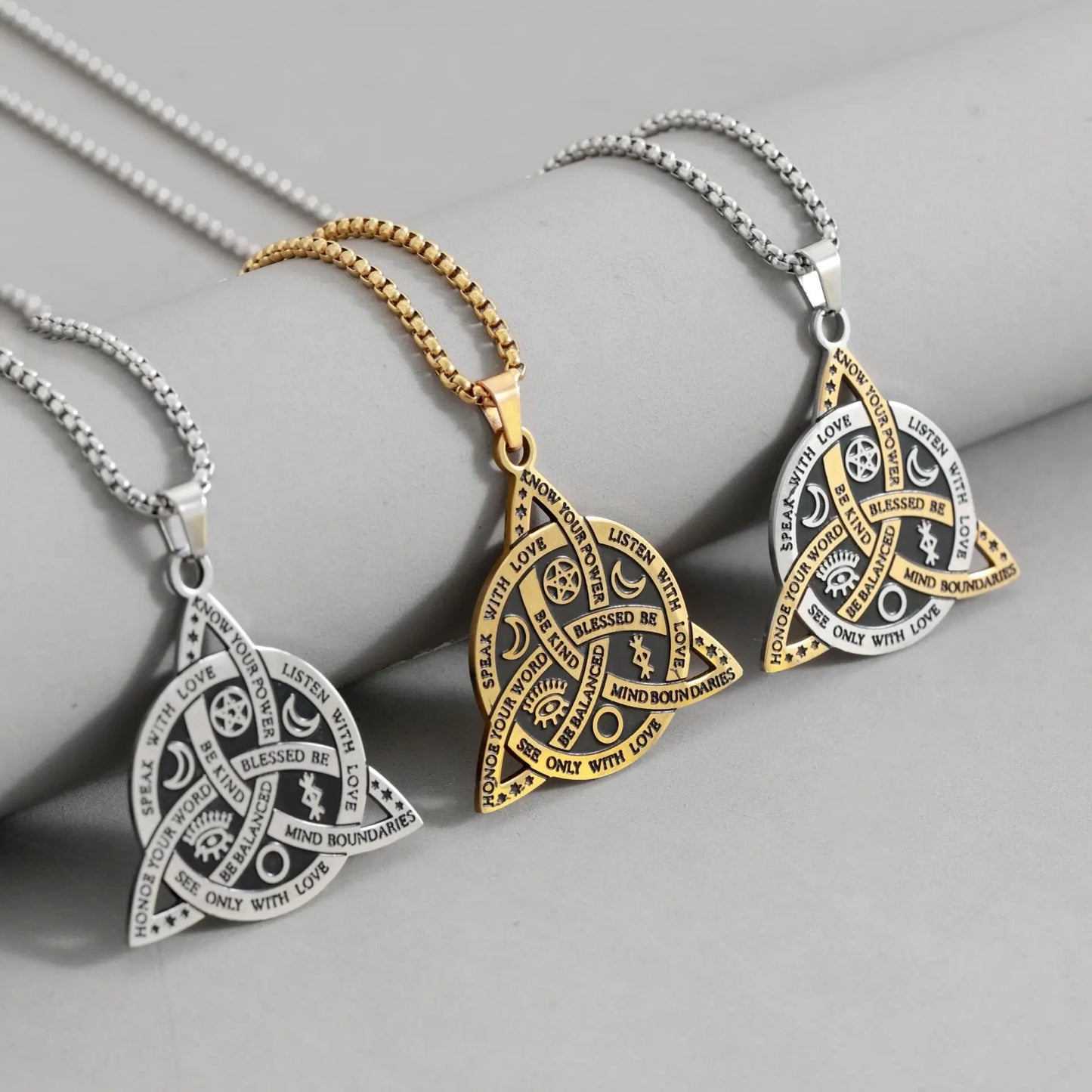 Collar celta vintage para hombre con un colgante tricurvo adornado con símbolos antiguos que representan energía y poder.