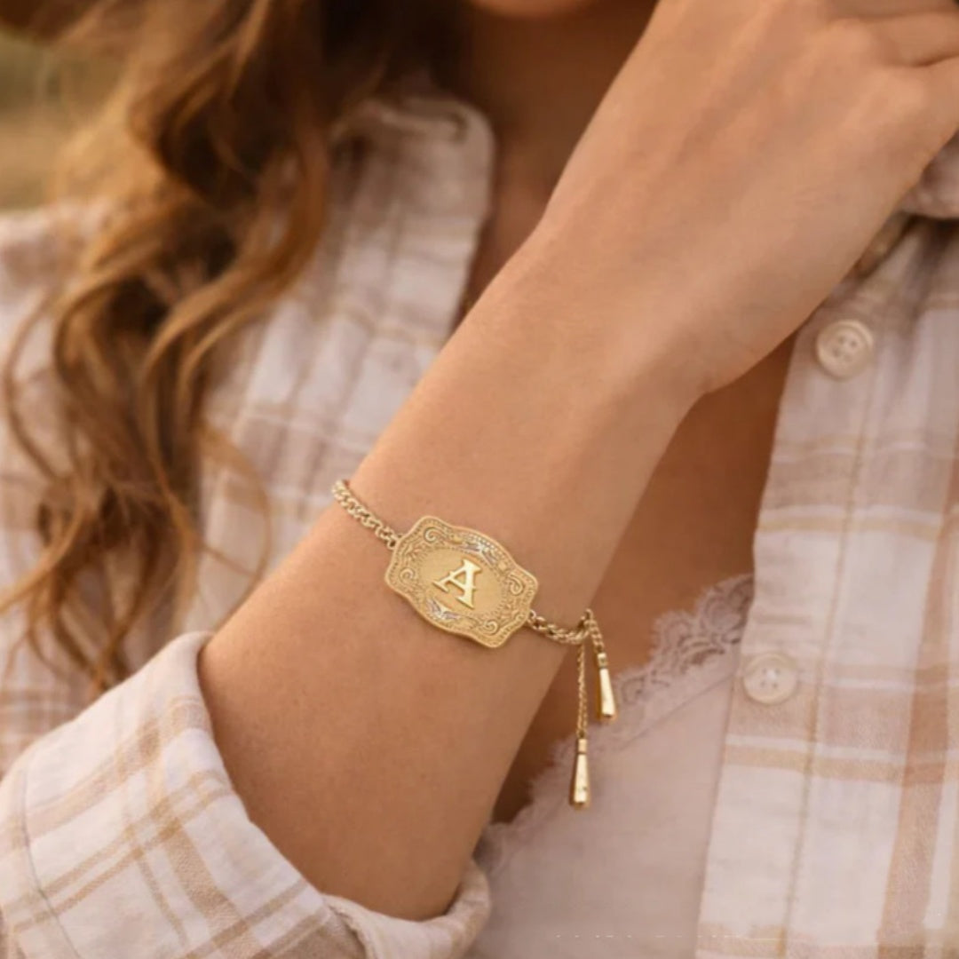 Elegante y sencilla pulsera con iniciales para mujer: acabado brillante, resistente al agua, disponible en oro y plata.