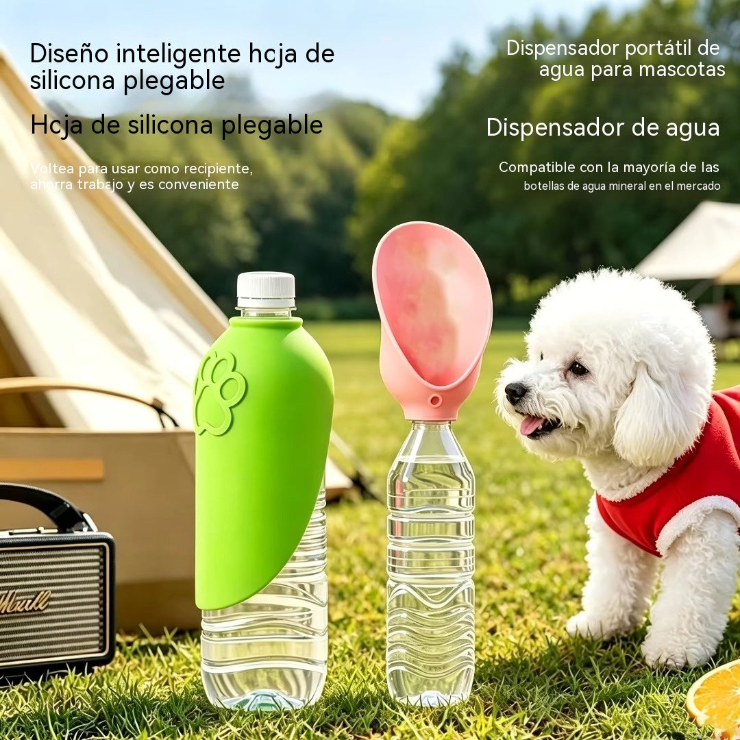 🐕‍🦺🐕Este dispensador de agua portátil y plegable de silicona para mascotas se puede usar con botellas de agua mineral, lo que facilita su uso al aire libre.