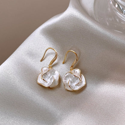 Nuevos pendientes de camelia: pendientes de estilo francés con un toque de lujo y sofisticación.