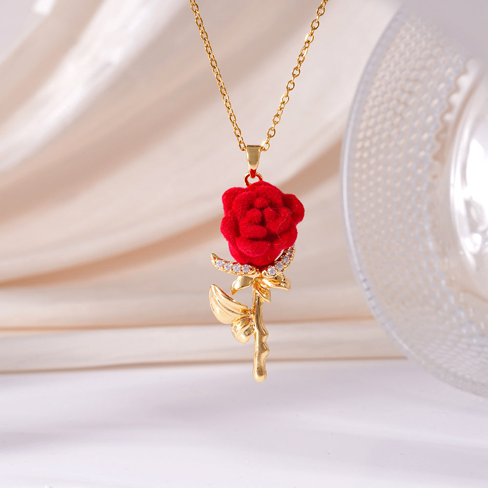 Compra 1 y llévate 1 gratis✨ Elegante collar con colgante de rosa roja – Flor de terciopelo, detalles de cristal, tono dorado ✨