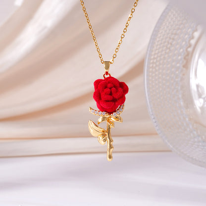 Compra 1 y llévate 1 gratis✨ Elegante collar con colgante de rosa roja – Flor de terciopelo, detalles de cristal, tono dorado ✨