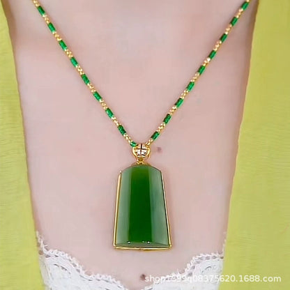 Un elegante collar de jade natural para mujer, con un colgante en forma de flor y cristales brillantes; un accesorio elegante y a la moda.