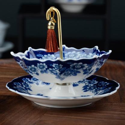 Un juego de coladores de té de porcelana azul y blanca con forma de paraguas, con una historia de más de mil años.