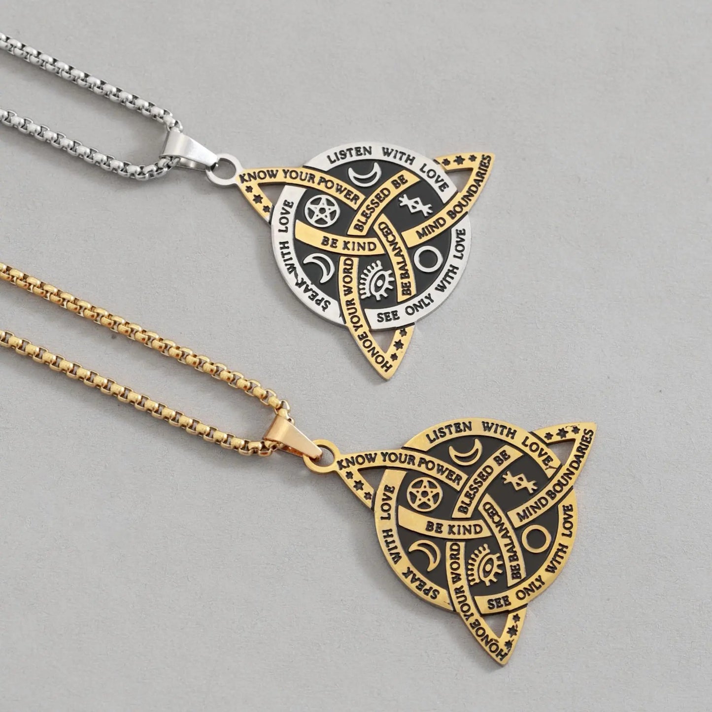 Collar celta vintage para hombre con un colgante tricurvo adornado con símbolos antiguos que representan energía y poder.