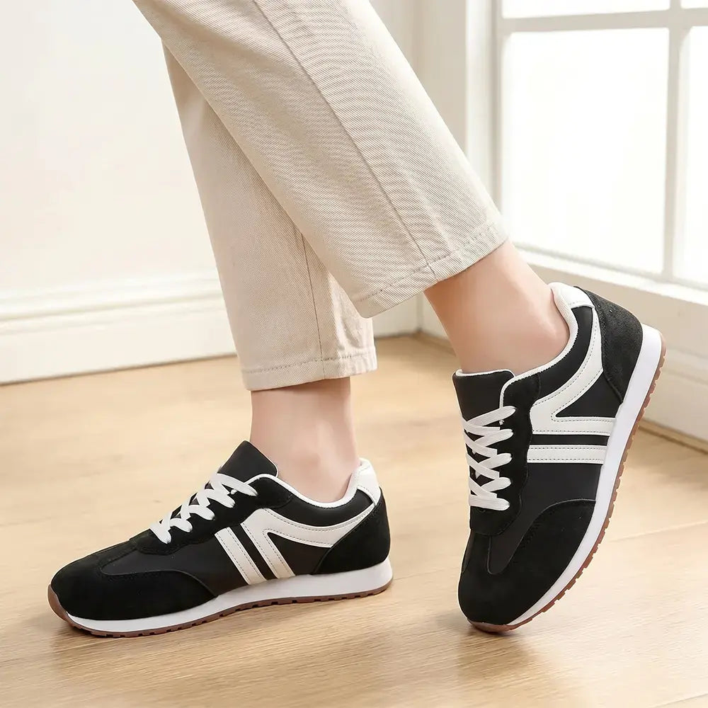 👟 Klasična silhueta – brezčasna retro zasnova tekaških copat v kombinaciji s sodobnimi elementi – ikoničen slog, ki nikoli ne bo šel iz mode.
