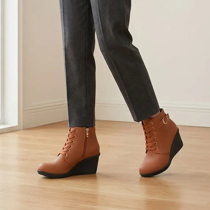 【35–42】👢 Ženski zimski gležnjarji s polno peto – elegantna in stabilna izbira za hladne dni