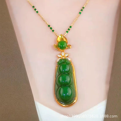 Un elegante collar de jade natural para mujer, con un colgante en forma de flor y cristales brillantes; un accesorio elegante y a la moda.