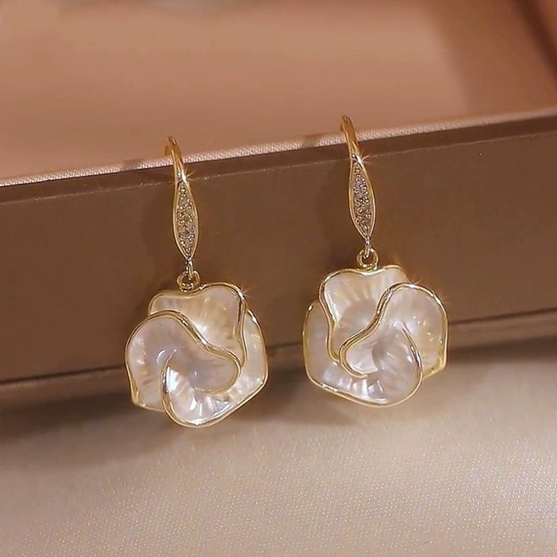 Nuevos pendientes de camelia: pendientes de estilo francés con un toque de lujo y sofisticación.