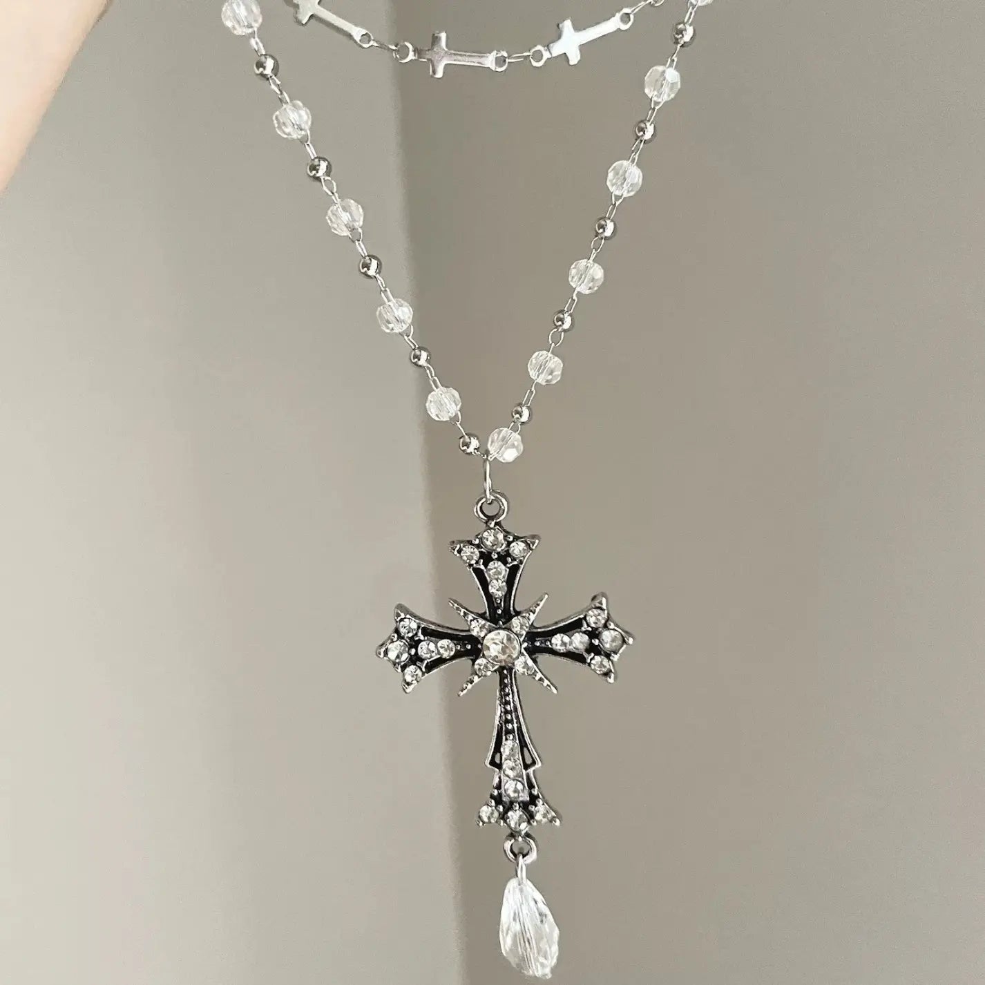 Collar de mujer con cruz de doble capa, adornado con cuentas de plata y cristales brillantes | Elegante y versátil