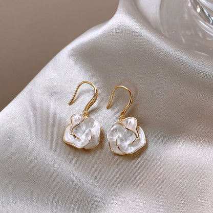 Nuevos pendientes de camelia: pendientes de estilo francés con un toque de lujo y sofisticación.