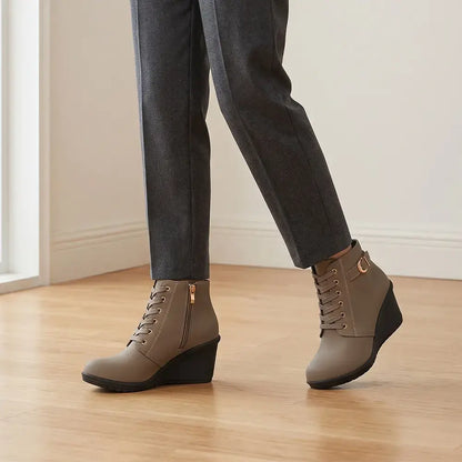 【35–42】👢 Ženski zimski gležnjarji s polno peto – elegantna in stabilna izbira za hladne dni