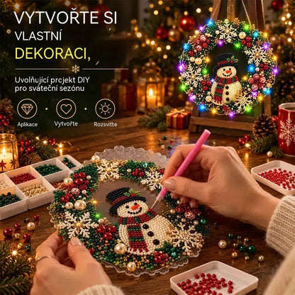 🎄 Vánoční věnec k vlastnímu sestavení s kamínky, perlami a LED světýlky! Odolný akrylový základ · 9 svátečních motivů · Dokonalá dekorace na dveře, stěny i okna · Dárek od srdce!