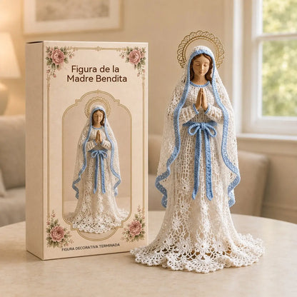 Figura de María tejida a mano al estilo ganchillo y encaje.