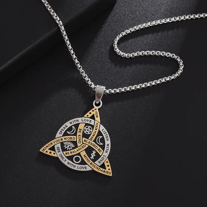 Collar celta vintage para hombre con un colgante tricurvo adornado con símbolos antiguos que representan energía y poder.