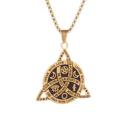 Collar celta vintage para hombre con un colgante tricurvo adornado con símbolos antiguos que representan energía y poder.