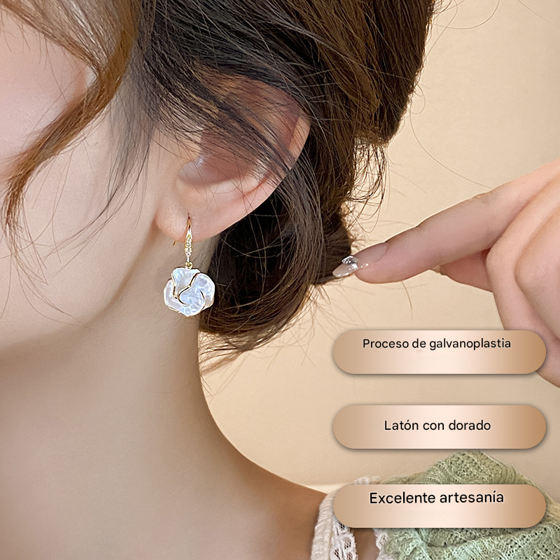 Nuevos pendientes de camelia: pendientes de estilo francés con un toque de lujo y sofisticación.