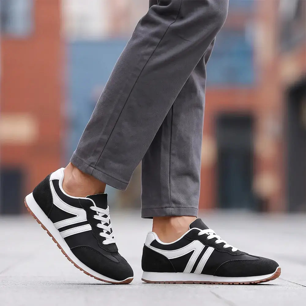 👟 Klasična silhueta – brezčasna retro zasnova tekaških copat v kombinaciji s sodobnimi elementi – ikoničen slog, ki nikoli ne bo šel iz mode.