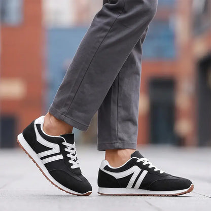 👟 Klasična silhueta – brezčasna retro zasnova tekaških copat v kombinaciji s sodobnimi elementi – ikoničen slog, ki nikoli ne bo šel iz mode.