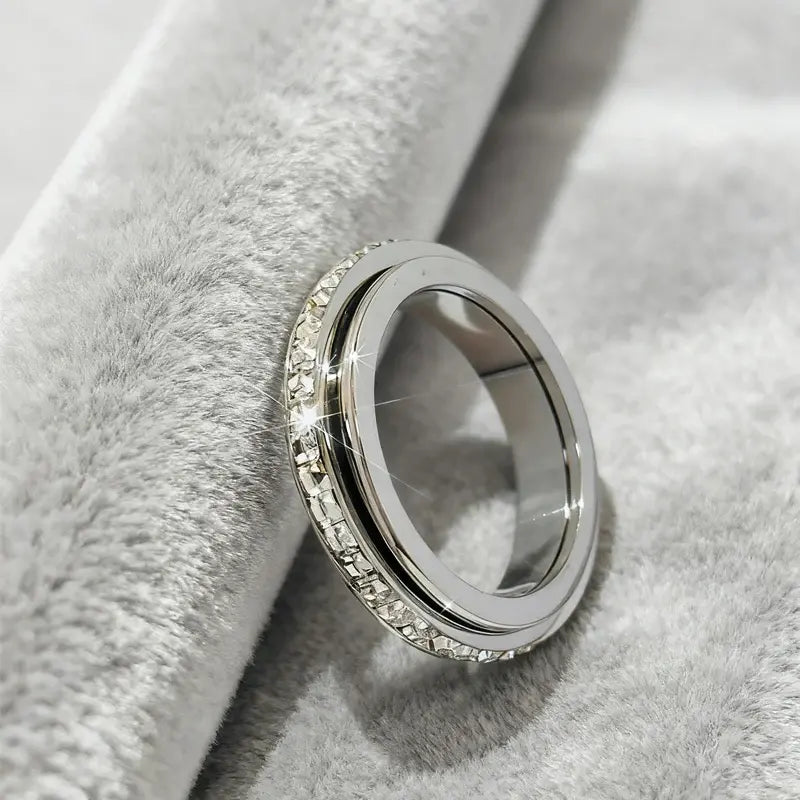 Anillo giratorio Rotation Bar en acero de titanio con circonita